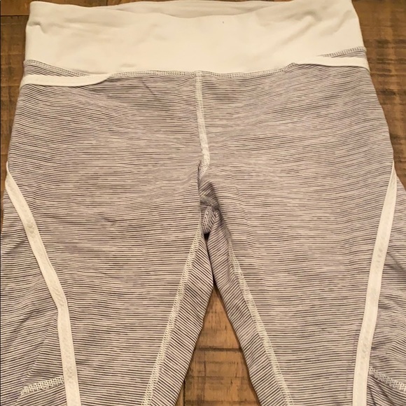 Lululemon gray/white stripe Capri size 4 - Picture 3 of 16